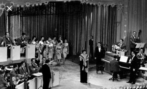 La scène du Théâtre du Casino avec orchestre, chœur et chanteur