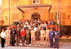 Groupe de Congressistes de l'Institut devant l'entrée de la Villa Nobel