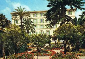 Hotel Des Etrangeres on the garden side