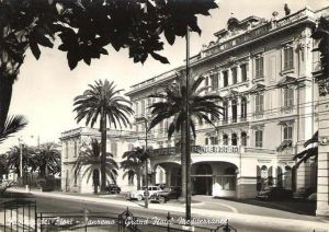 L'hotel nel 1957 con la copertura dell'entrata