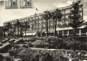 L'imponenza dell'Hotel col suo parco davanti