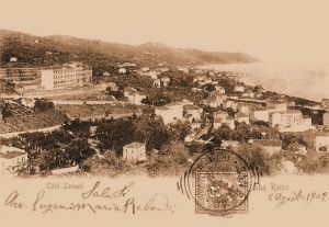 Carte postale montrant l'Institut Borea au sommet de la colline