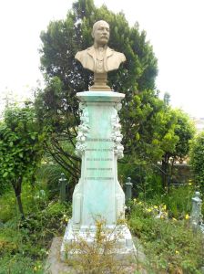 Le buste de Giovanni Marsaglio sur la colonne devant l'Hospice