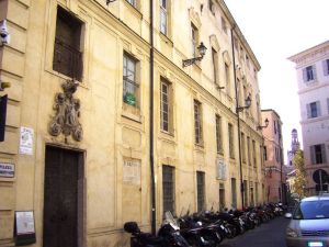 La parte anteriore del Palazzo con i particolari architettonici
