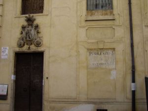 Lo stemma cittadino sopra il portone d'ingresso
