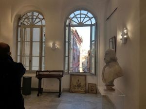 Interni: una sala con vista sul palazzo a fianco ed il busto di Garibaldi