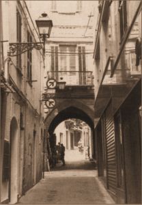 L'odierna via Cavour che conduce alla piazza Santo Stefano con la porta