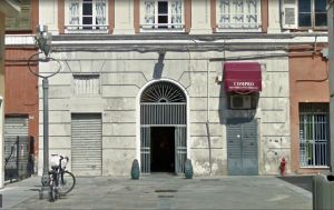 Il portale d'accesso da via Escoffier al passaggio ferso via Palazzo