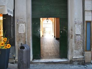 «La porte perforée», d'où l'on peut voir la porte sur la rue Escoffier.