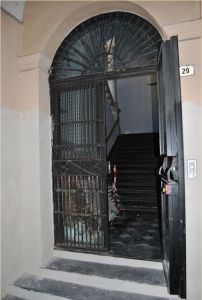 The entrance to the upper floors from the beginning of the passageway coming from the south