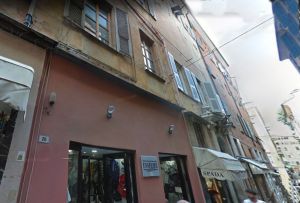 Vue croisée de la façade de la via Palazzo