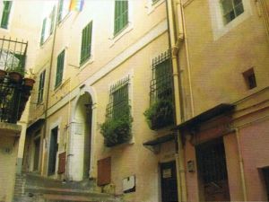 Il palazzo visto dal basso di via Montà