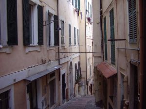 Vista sul Palazzo dall'alto di via Montà