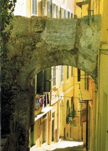 L'entrata del palazzo visto attaverso l'arco chiamato "di Napoleone"