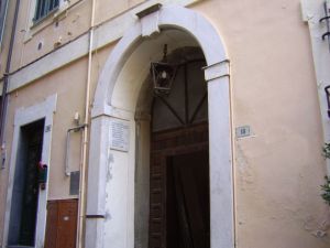 Il portale d'ingresso al Palazzo con la targa commemorativa