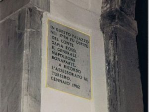 La targa commemorativa sullo stipite del portale d'ingresso