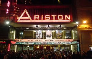 La façade de l'entrée de l'Ariston avec les films au programm