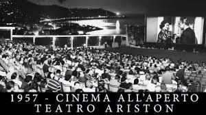 Il Cinema all'aperto sopra il tetto dell'edificio nel 1957