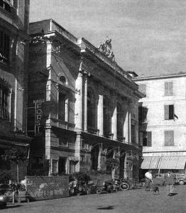 La facciata del Teatro negli anni '40
