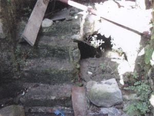 L'esterno della cisterna con alcuni gradini