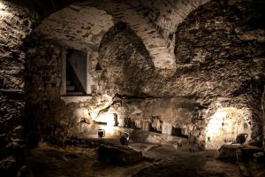 L'interno della grotta che contiene la cisterna