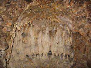 Stalattiti e stalagmiti in una piccola grotta