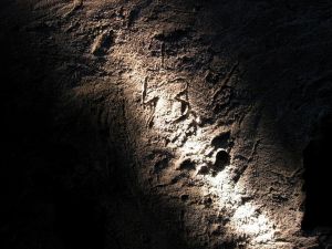 La scritta della data sulla volta della caverna