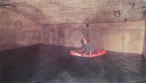 Esplorazione della cisterna a bordo di un canotto