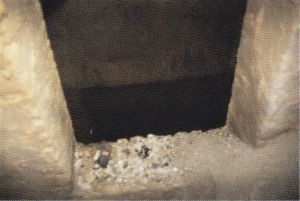 Finestra  d'ispezione sul fondo del pozzo in mattoni