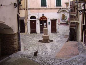 Piazza e fontana restaurate oggigiorno