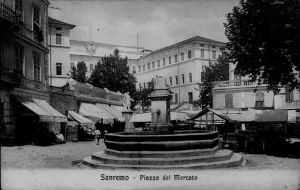 La piazza del Mercato e la fontana con il suo capitello in centro