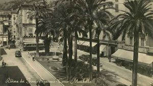 La fontana negli anni '40 in testa all'aiuola centrale
