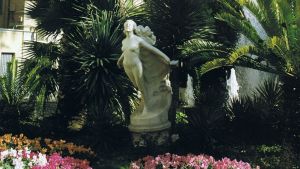 La statua dell' "Ondina" al posto della losanga fiorita