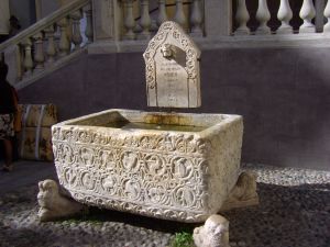 La vasca con la fontana, posta in Piazza San Siro