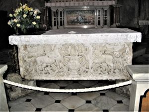 La vasca che ora fa da altare nella Chiesa di San Giuseppe