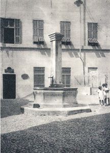 La fontana e l'obelisco ai primi del '900. Sullo sfondo il Palazzo delle scuole