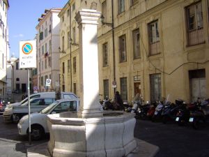 La fontana in piazza Nota e l'ex palazzo Comunale oggigiorno