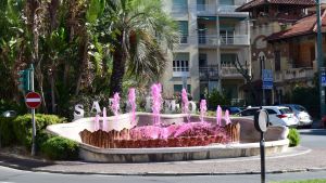 L'acqua della Fontana colorata di rosa per la Giornata della Donna