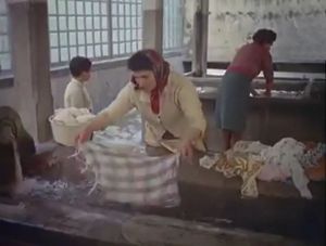 L'interno del lavatoio coperta con donne al lavaggio dei panni (fotogramma da un filmato d'epoca)