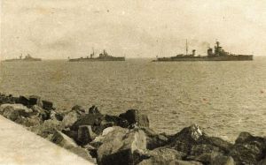 La Squadra navale davanti al porto di Sanremo