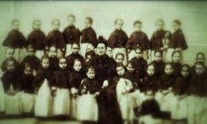 Petronilla Sapia parmi les enfants