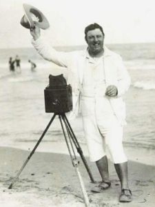 Vianello con la sua fedele macchina fotografica, sulla spiaggia