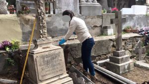 Volontarie per la pulizia del cimitero