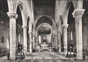 La navata centrale e vista sulle laterali.