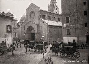 La chiesa nei primi anni del '900 con carrozze