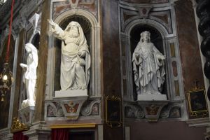 Le statue a destra nella cappella