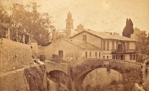 Foto anteterremoto del 1887, si vede il cupolino del campanile.