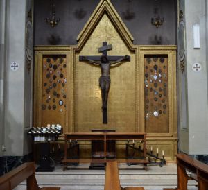 Cappella con teca dorata e il Crocefisso