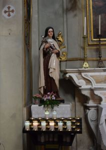 Statua di Santa Teresa del Bambino Gesù