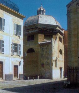 Le baptistère entre les œuvres paroissiales et San Siro